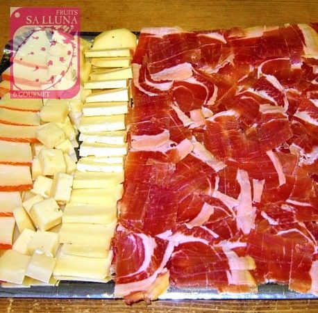 Bandeja de jamón y quesos